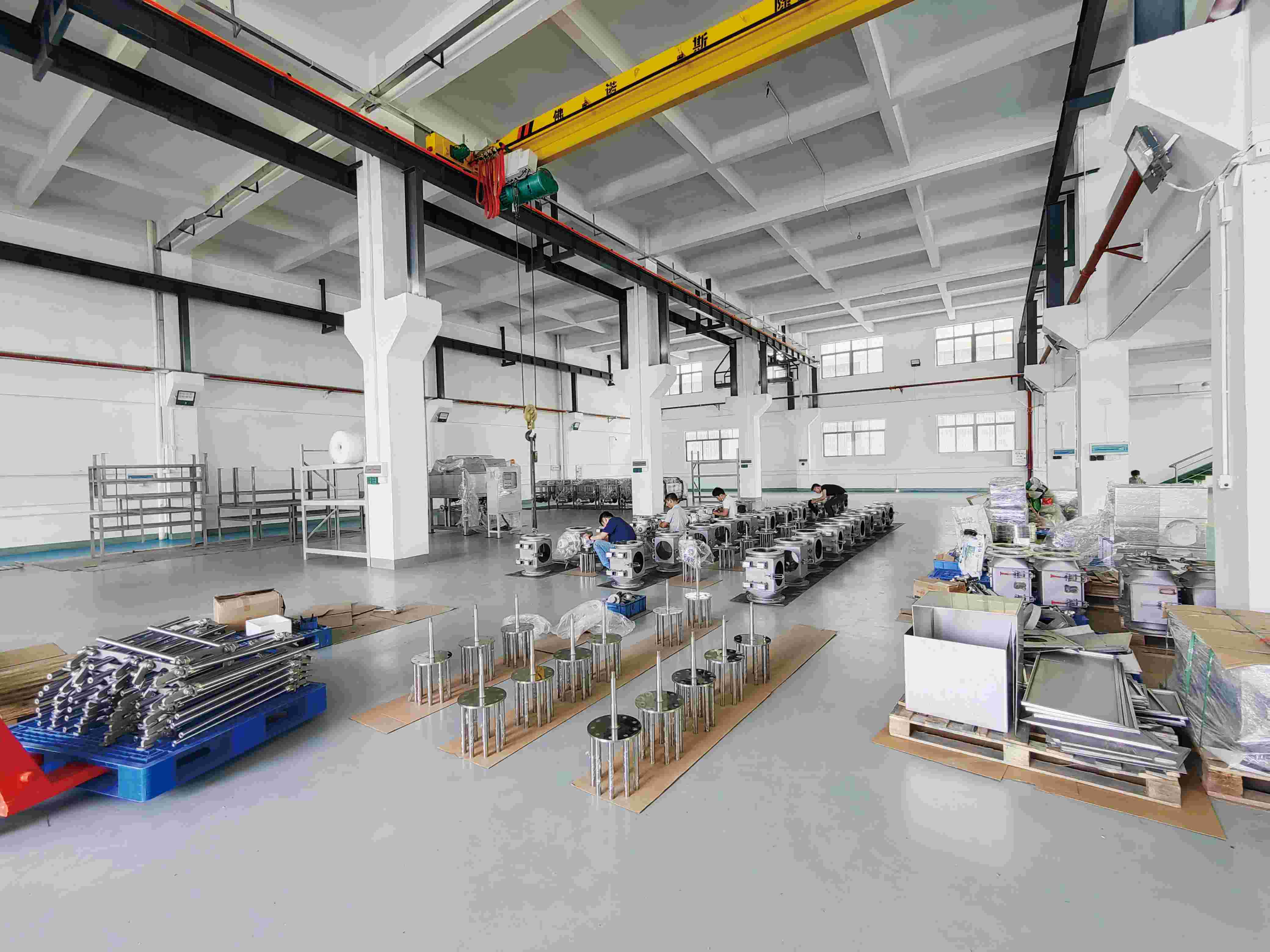 Manu -manong kumpara sa awtomatikong kagamitan sa pag -alis ng bakal: mga pakinabang at pagkakaiba